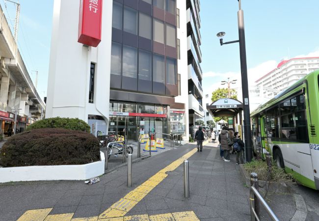 三菱UFJ銀行前を通過します