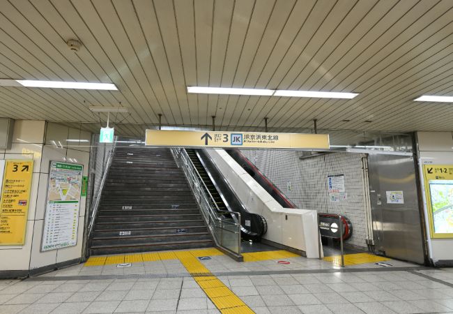 改札を出て、京浜東北線方面へ向かいます