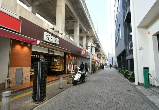 とんかつ和幸向いのビル下に駐輪場があります